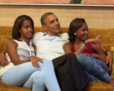 Για χριστουγεννιάτικα ψώνια με τις κόρες του ο Ομπάμα