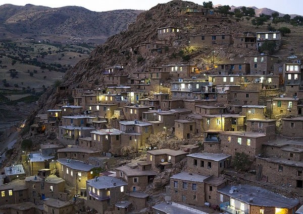 Δείτε ένα χωριό σκαλισμένο σε βουνό (pics)