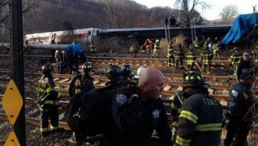 Δραματικές ώρες: Πυροσβέστες σπάνε τα παράθυρα του τρένου (vid)