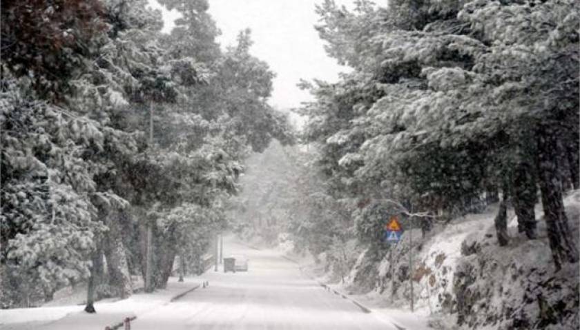 Χιονίζει στην Πελοπόννησο-Αποκλεισμένο χωριό στην Κυνουρία