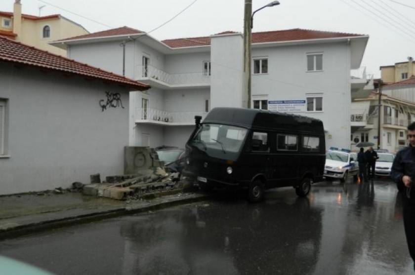 Τρίπολη: Φορτηγάκι έπεσε πάνω σε μάντρα (pic+vid)