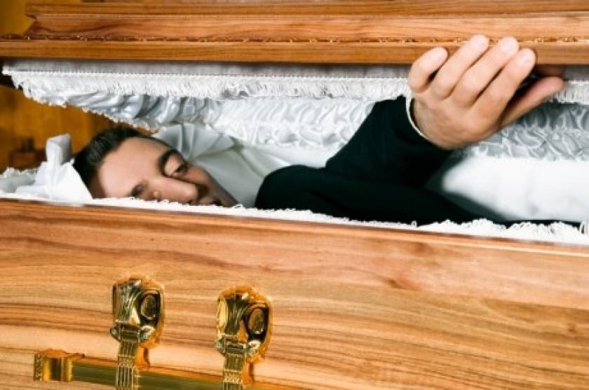 Τραγικό λάθος σε κηδεία στην Φθιώτιδα: Έβαλαν στο φέρετρο...