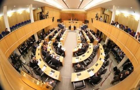 ΕΔΕΚ: Να συζητηθεί στη Βουλή η συνάντηση Ντάουνερ-Νταβούτογλου
