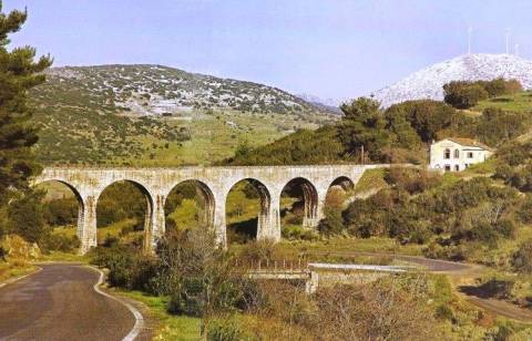 Ο ΟΣΕ αποκαθιστά λίθινη τοξωτή σιδηροδρομική γέφυρα στην Πελοπόννησο