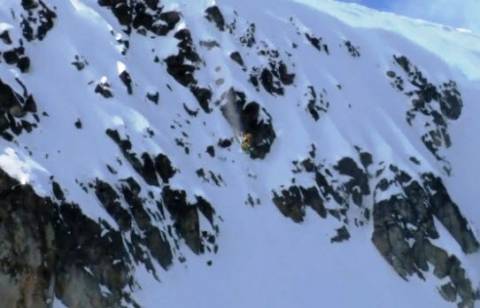 Έπεσε με snowmobile από ύψος 30 μέτρων! (βίντεο)
