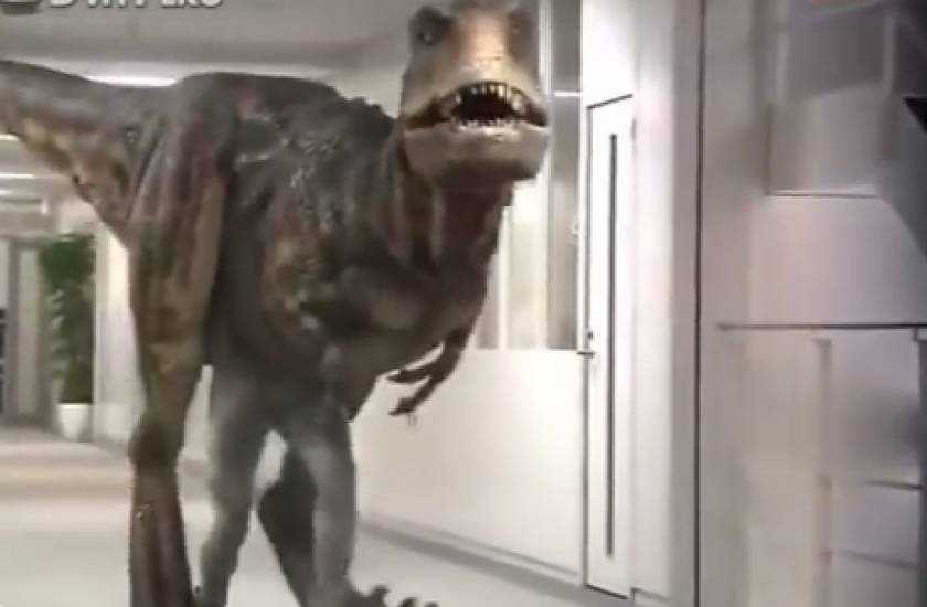 Απίστευτη φάρσα με πρωταγωνιστή έναν δεινόσαυρο! (video)