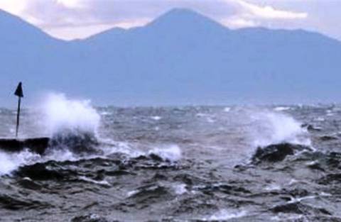 Ανατράπηκε λόγω κακοκαιρίας αλιευτικό σκάφος στον Άγιο Νικόλαο Κρήτης