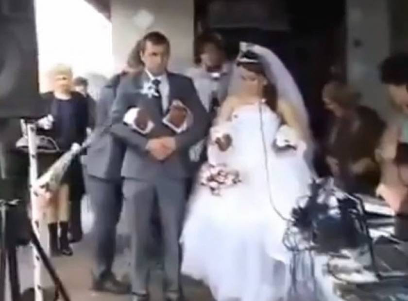 Πήγε στο γάμο... ουρανοκατέβατος! (βίντεο)