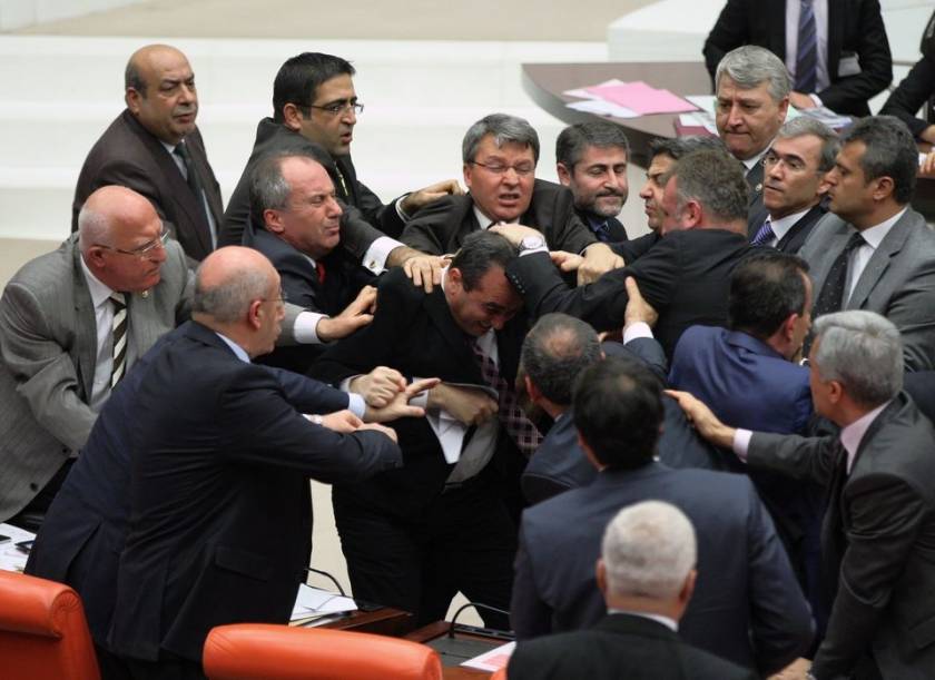 Τουρκία: Άγριο ξύλο και τραυματισμοί μέσα στο Κοινοβούλιο