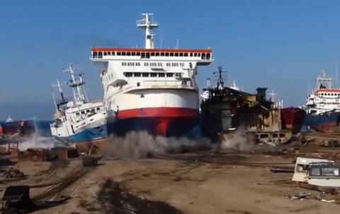 Τουρκία: Καράβι βγήκε στην -κυριολεκτικά- στη στεριά (βίντεο)
