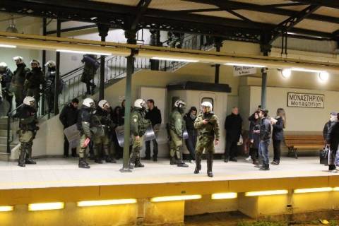 Μάχη σώμα με σώμα αστυνομικών με αντεξουσιαστές στο μετρό