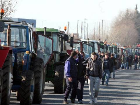 Δεκάδες μπλόκα στους δρόμους στήνουν οι αγρότες