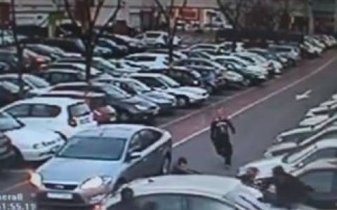 Βίντεο: Κακοποιός κλέβει αυτοκίνητο που είχε στο πίσω κάθισμα ένα μωρό