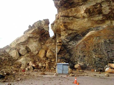 Αποκολλήθηκε τεράστιος βράχος στο λιμάνι της Ανάφης