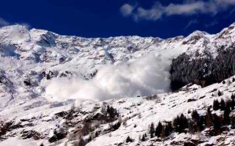 ΔΕΙΤΕ: Χιονοστιβάδα σαρώνει κατοικίες σε χωριό της Ιταλίας (βίντεο)