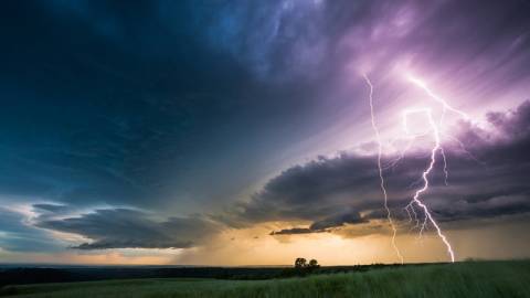 Εκπληκτικές εικόνες! Ο σχηματισμός καταιγίδας (vid)