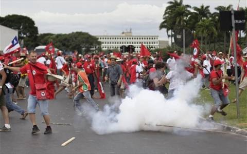 Συγκρούσεις μεταξύ αστυνομικών και αγροτών στη Βραζιλία