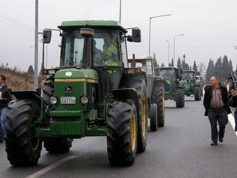 Αγρότες απέκλεισαν την Εθνική Οδό στον κόμβο της Νίκαιας