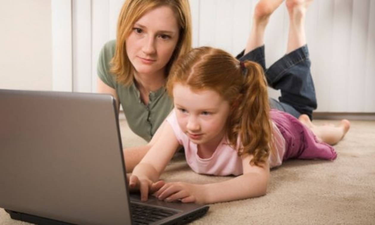 Детский интернет дома. Детям об интернете. Родители и дети за компьютером. Компьютер для детей. Дети родители компьютер.