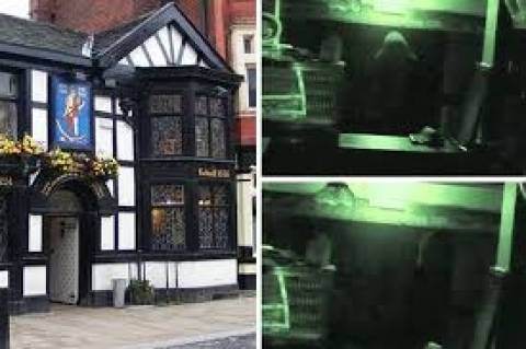 Βίντεο: Κάμερα ασφαλείας κατέγραψε φάντασμα σε pub 763 ετών!