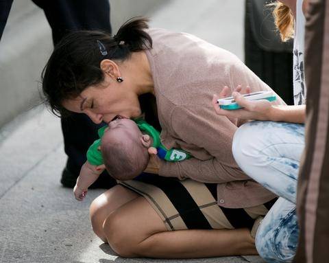 Συγκλονιστική φωτογραφία: «Καλοί Σαμαρίτες» έσωσαν μωρό από θάνατο