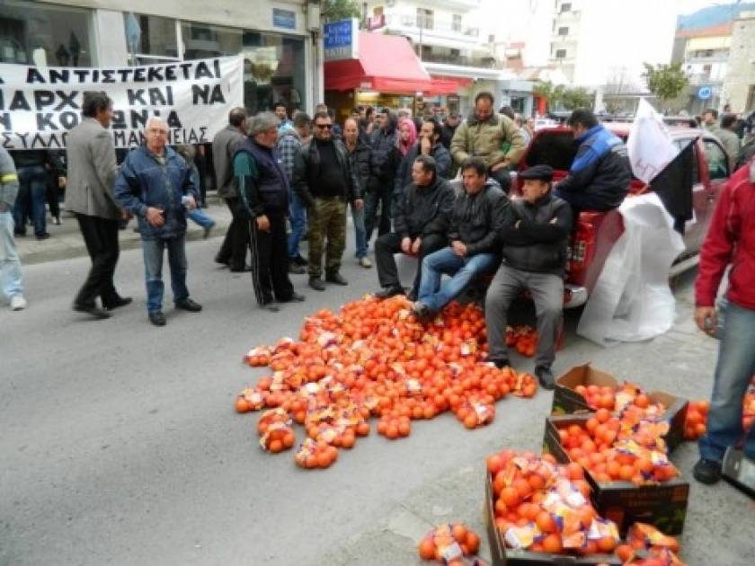 Βίντεο: Αγρότες πέταξαν πορτοκάλια στην Τρίπολη