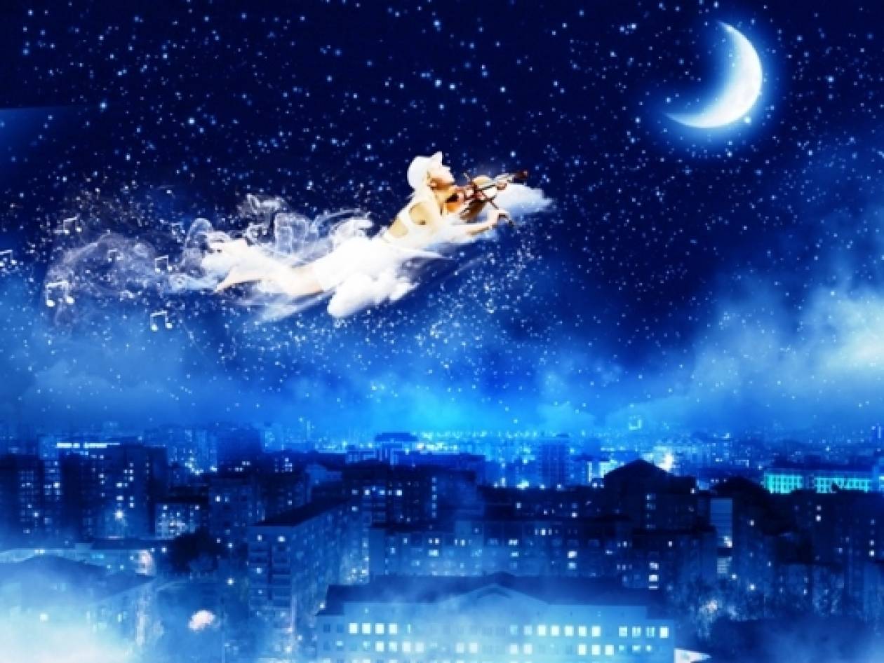 Девушка летящая в ночное небо