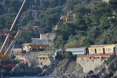 Ιταλία: Απομακρύνθηκε μετά από 38 ημέρες το τραίνο που ήταν σε γκρεμό