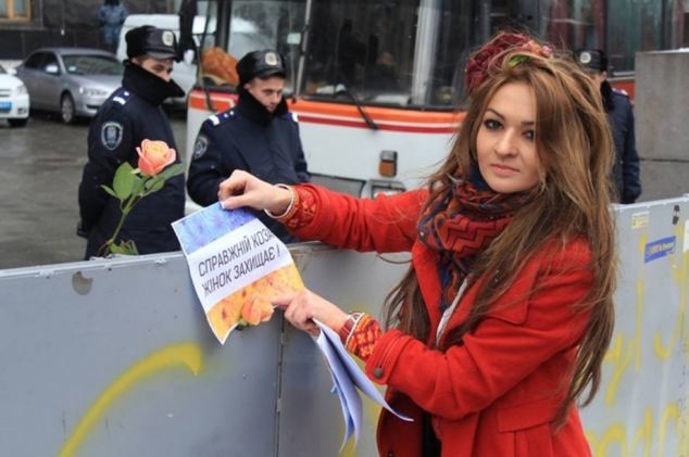 Ουκρανία: Έρωτας στα οδοφράγματα - Αστυνομικός ερωτεύτηκε διαδηλώτρια 
