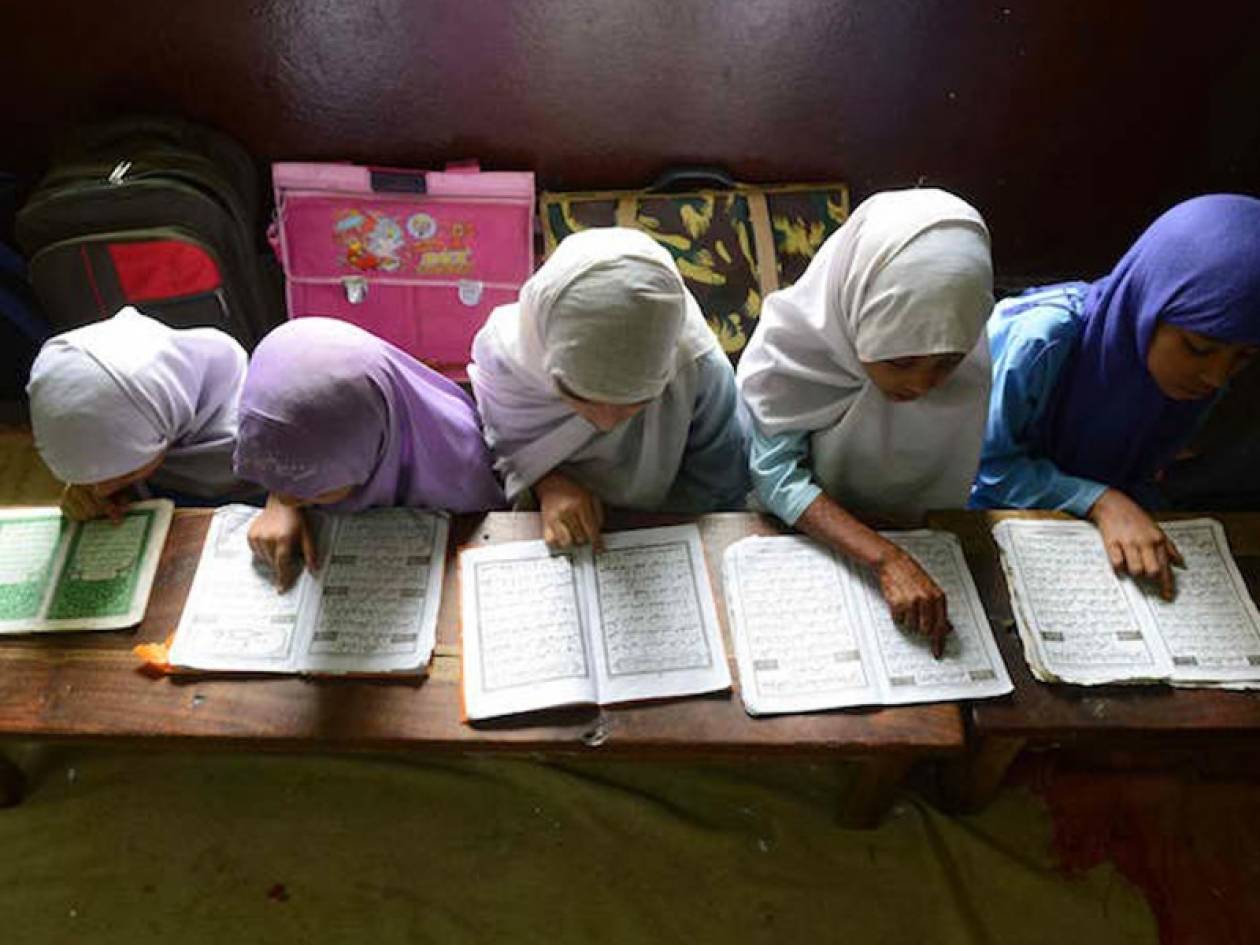 Мусульманских чтение. Мусульманские дети. Мусульманские дети в школе. Школа Ислама. Изучение Корана.