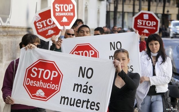 Ισπανία: Πετούν τον κόσμο από τα σπίτια τους με τη βία