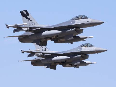 Το Πεντάγωνο στέλνει 12 μαχητικά F-16 στην Πολωνία