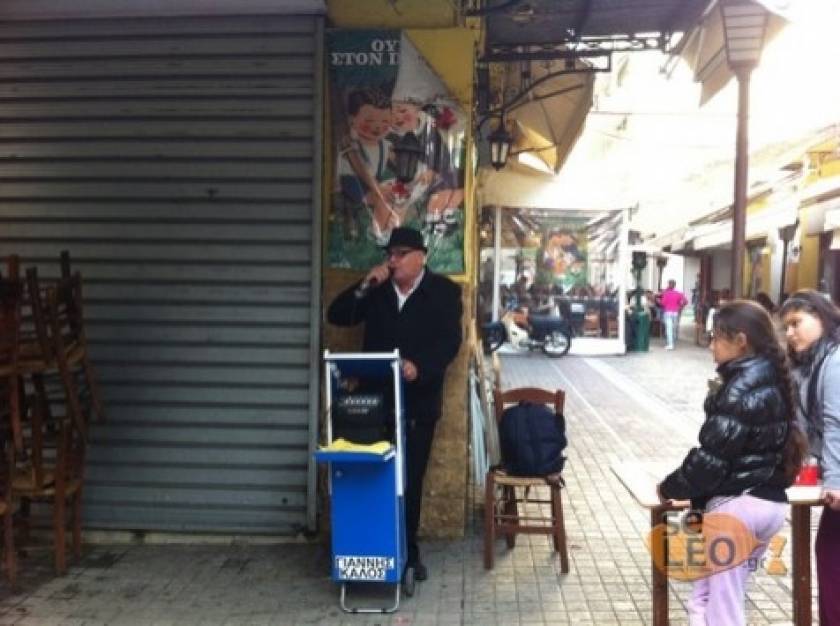 Θεσσαλονίκη: Ο μουσικός του δρόμου που σαρώνει! (vid)