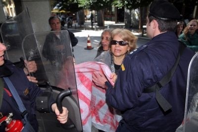Καθαρίστρια άρπαξε το γκλομπ αστυνομικού των ΥΜΕΤ (pics)
