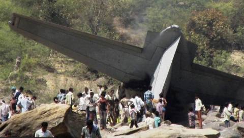 Πέντε νεκροί από συντριβή στρατιωτικού αεροσκάφους στην Ινδία