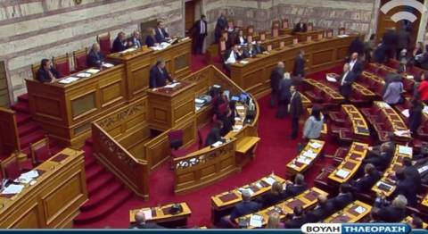 Αποχώρησε ο ΣΥΡΙΖΑ από τη Βουλή (βίντεο)