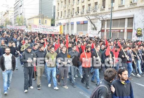 Σε εξέλιξη συγκεντρώσεις διαμαρτυρίας στο κέντρο της Αθήνας (pics+vid)