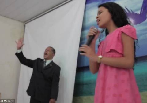 8χρονη από τη Βραζιλία ισχυρίζεται ότι κάνει θαύματα και θεραπεύει