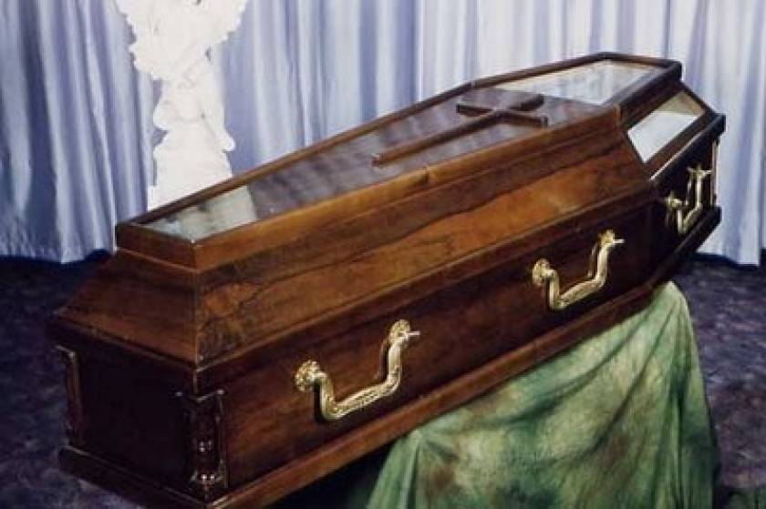 Πάτρα: Παπάς, φύλακας και νεκροθάφτης τσακώθηκαν στην κηδεία