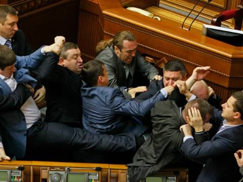 Άγρια επεισόδια και ξύλο μέσα στο Ουκρανικό Κοινοβούλιο (pics+vid)