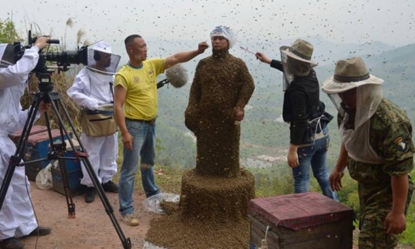 «Ντυμένος» με 500.000 μέλισσες (pics)