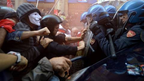 Ιταλία: Διαδηλωτής έχασε το χέρι του!