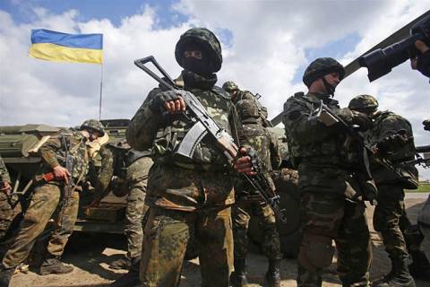 Δύο ουκρανοί στρατιώτες αιχμαλωτίστηκαν από ενόπλους