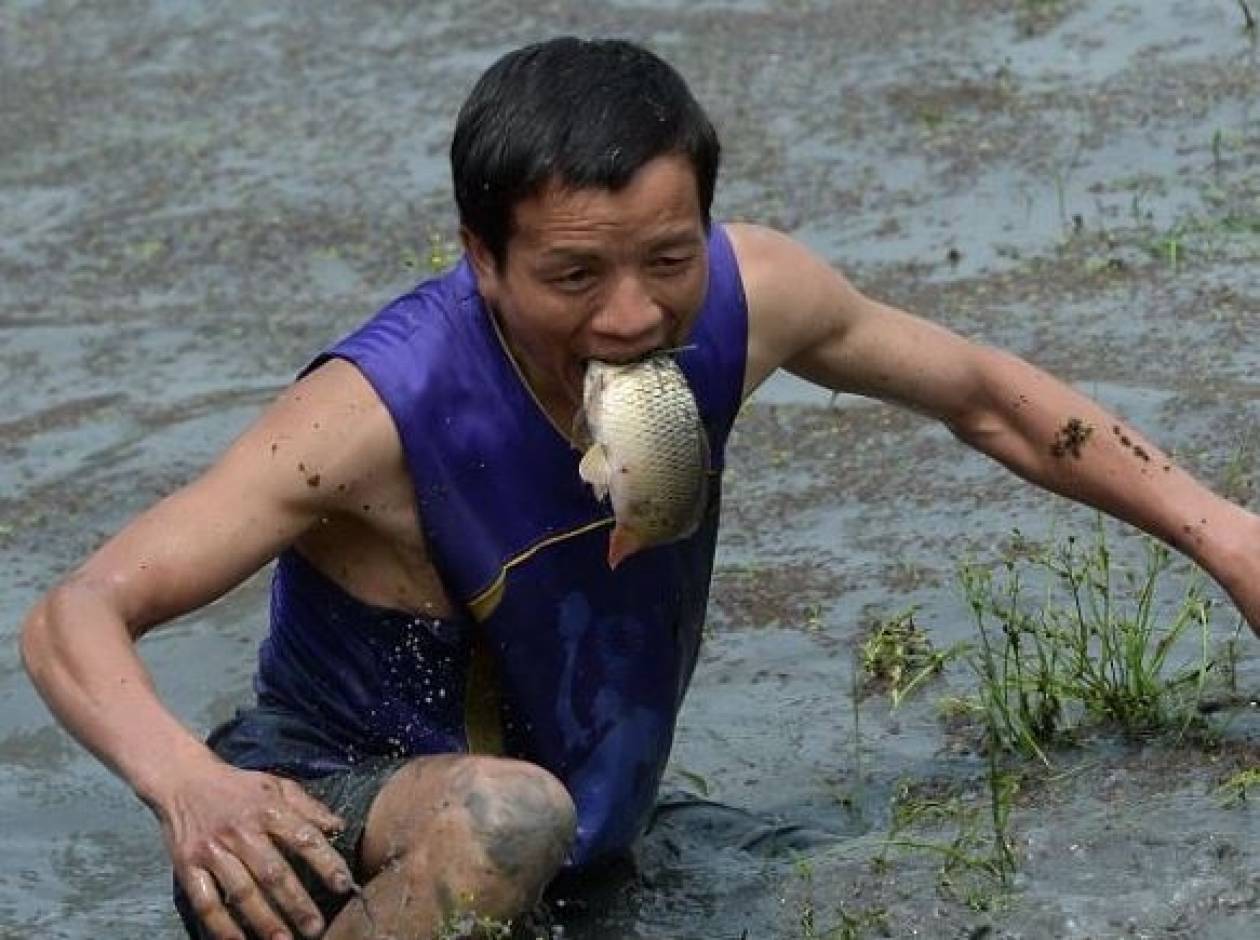 Рыбу голыми руками. Рыба китаец. Ловля рыбы руками. Китаец на рыбалке.