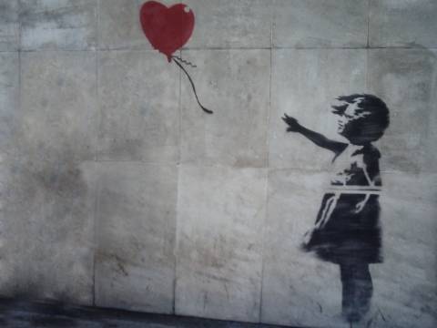Κάμερα κατέγραψε τον Banksy εν ώρα δημιουργίας;
