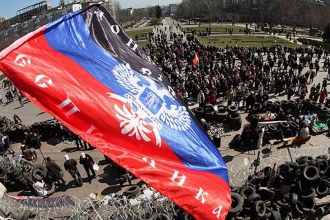 Λετονία: Φιλορώσοι κυμάτισαν τη σημαία της Λαϊκής Δημοκρατίας του Ντόνετσκ