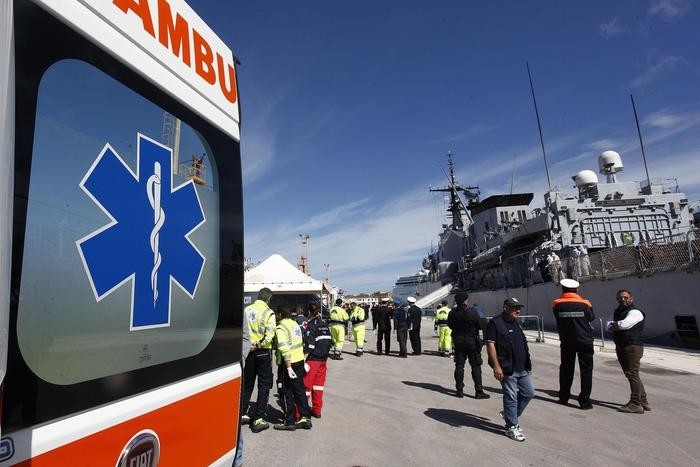 Ιταλία: Δεκάδες νεκροί μετανάστες σε ναυάγιο στα ανοικτά της Λαμπεντούζα (pics)
