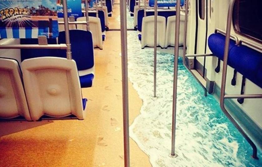 «Μύρισε» καλοκαιράκι στο μετρό: Η φωτογραφία που τρελαίνει τα media!