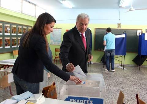 Ευρωεκλογές 2014:  Ψήφισε ο Δημήτρης Αβραμόπουλος στο Παγκράτι