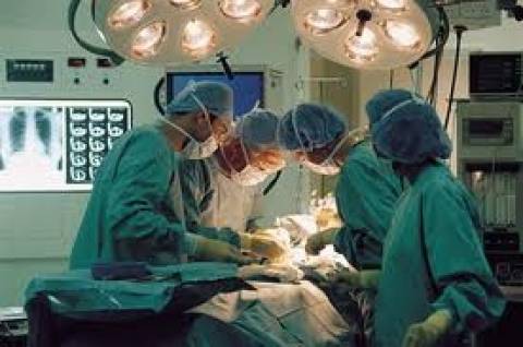 Καταγγελία: Ξέχασαν χειρουργικό γάντι μέσα σε ασθενή